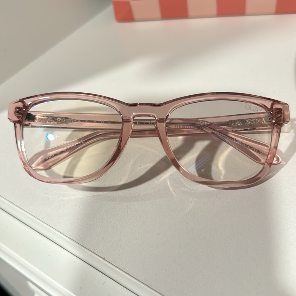 Clear/pink Quay blue light glasses
